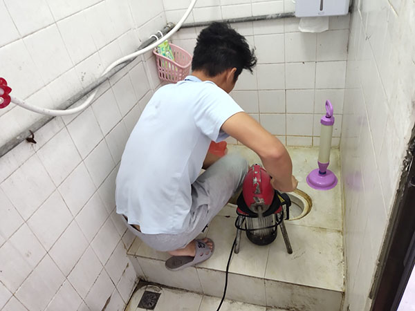 梁河管道堵塞冒臭气 专业师傅现场解决问题
